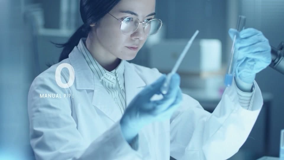 에이블랩스 — 회사 공식 사이트 CDN의 수작업 피펫팅 실험실 장면으로, '반복 피펫팅을 로봇으로 대체한다'는 기사 서사를 직관적으로 보여준다 (c2~c5는 타사 고객 로고라 제외).