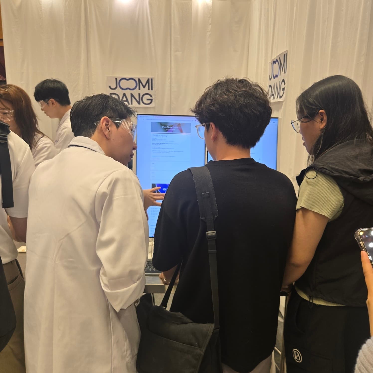 주미당 — 연구원이 AI Taste Pairing 엔진을 시연하는 Seoul Bar & Spirit Show 부스